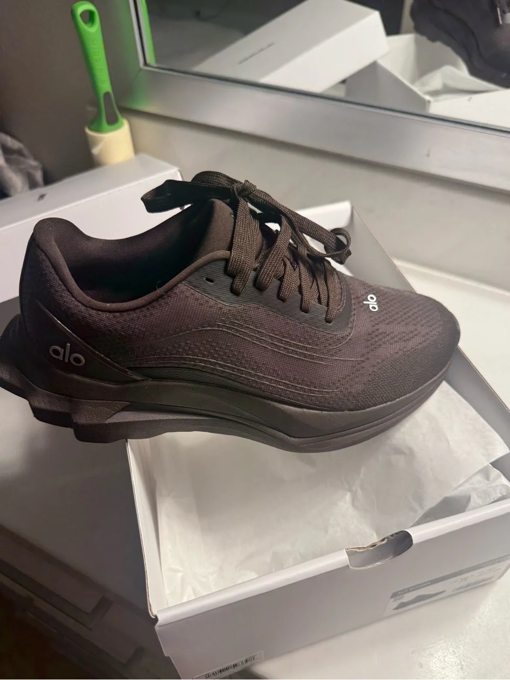 Alo runners espresso BRAND NEW IN BOX